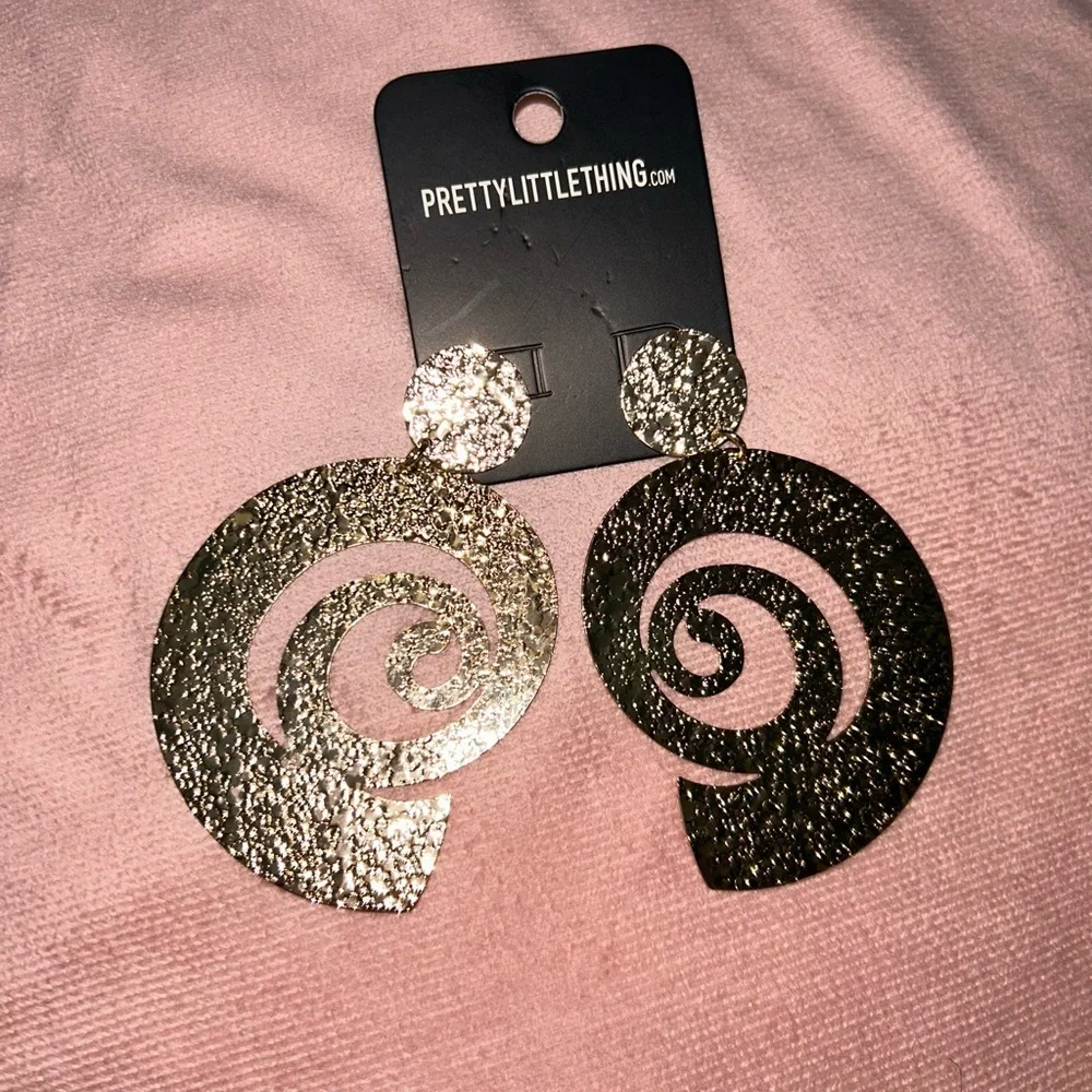 Pretty Little Thing Swirl Disk Earrings
